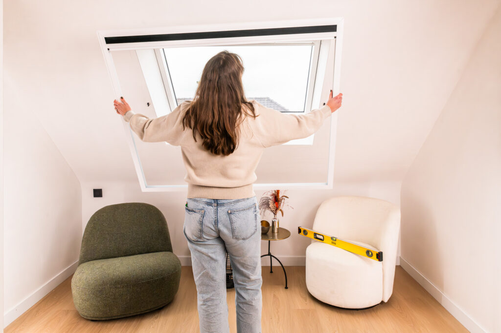Vrouw die een roofplissé aan het installeren is