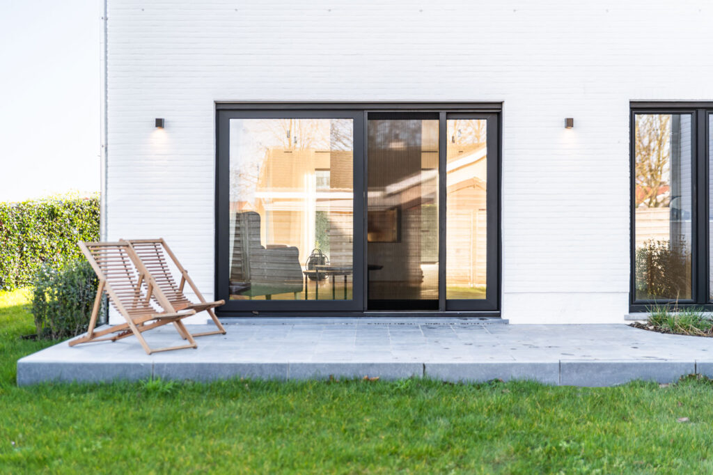 Huis met een hordeur en vliegenramen